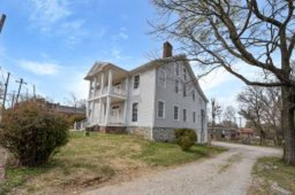Apartment for rent at 212 W 6th St, Columbia, TN 38401