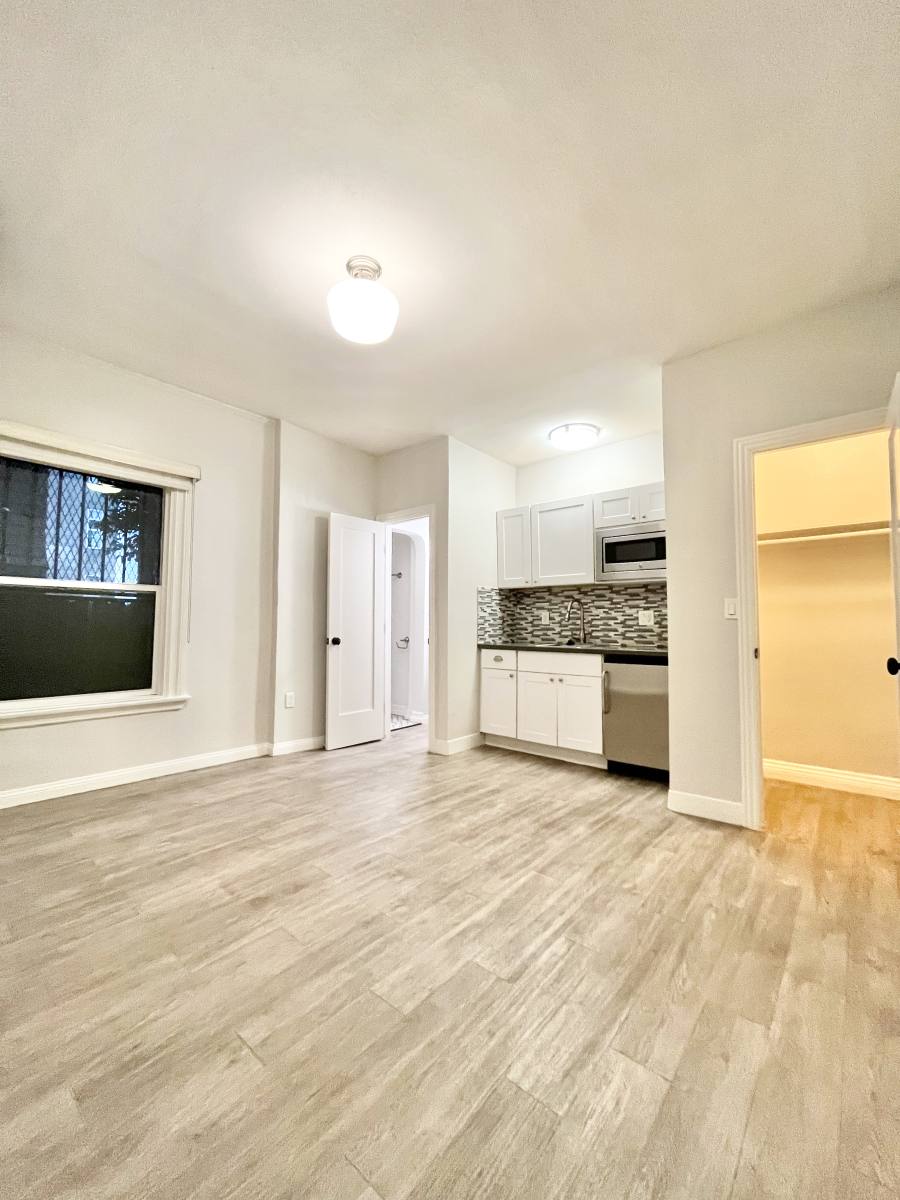 Apartment for rent at 412 S Lake St #304, Los Angeles, CA 90057