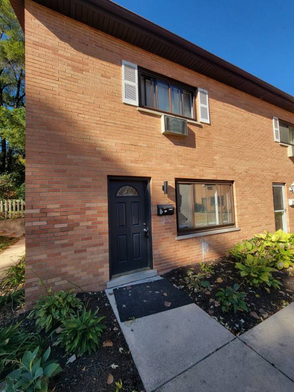 Townhouse for rent at 310 Duane St #1, Glen Ellyn, IL 60137