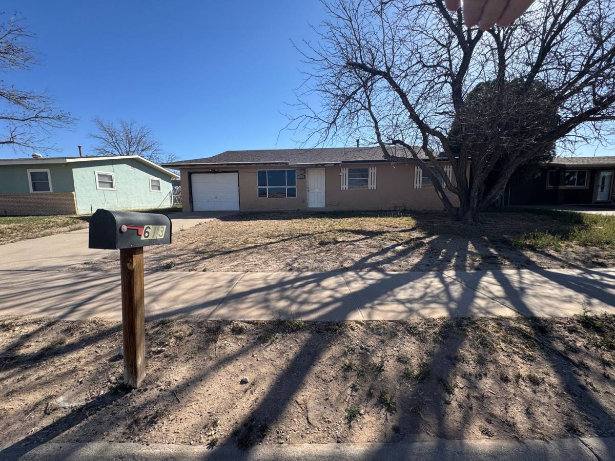 House for rent at 613 S Hemlock Ave, Roswell, NM 88203
