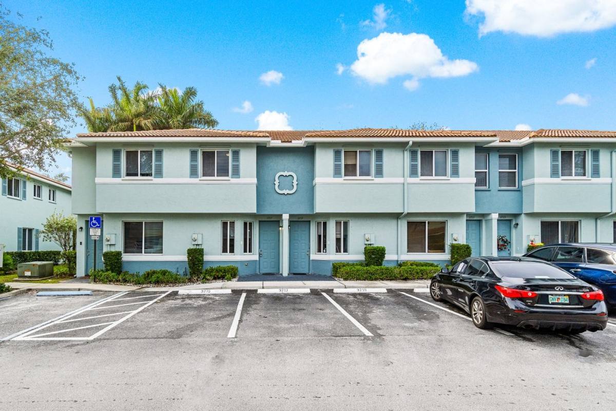 Townhouse for rent at 3717 Sonoma Dr, West Palm Beach, FL 33404