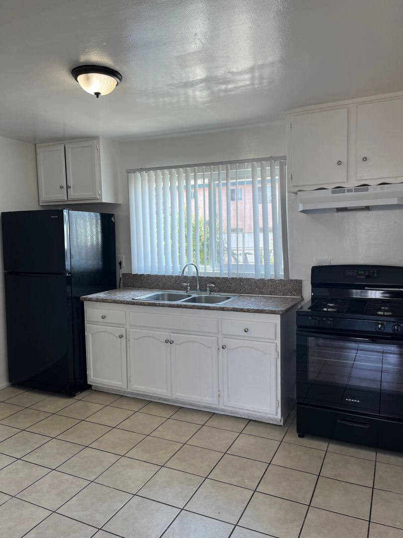 Apartment for rent at 100 E 66th St, Los Angeles, CA 90003