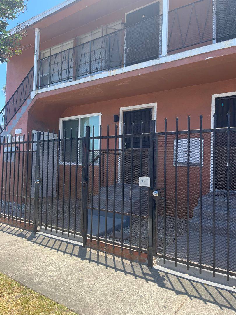 Apartment for rent at 100 E 66th St, Los Angeles, CA 90003