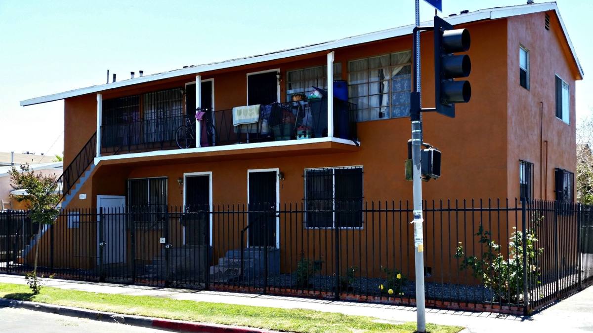 Apartment for rent at 100 E 66th St, Los Angeles, CA 90003