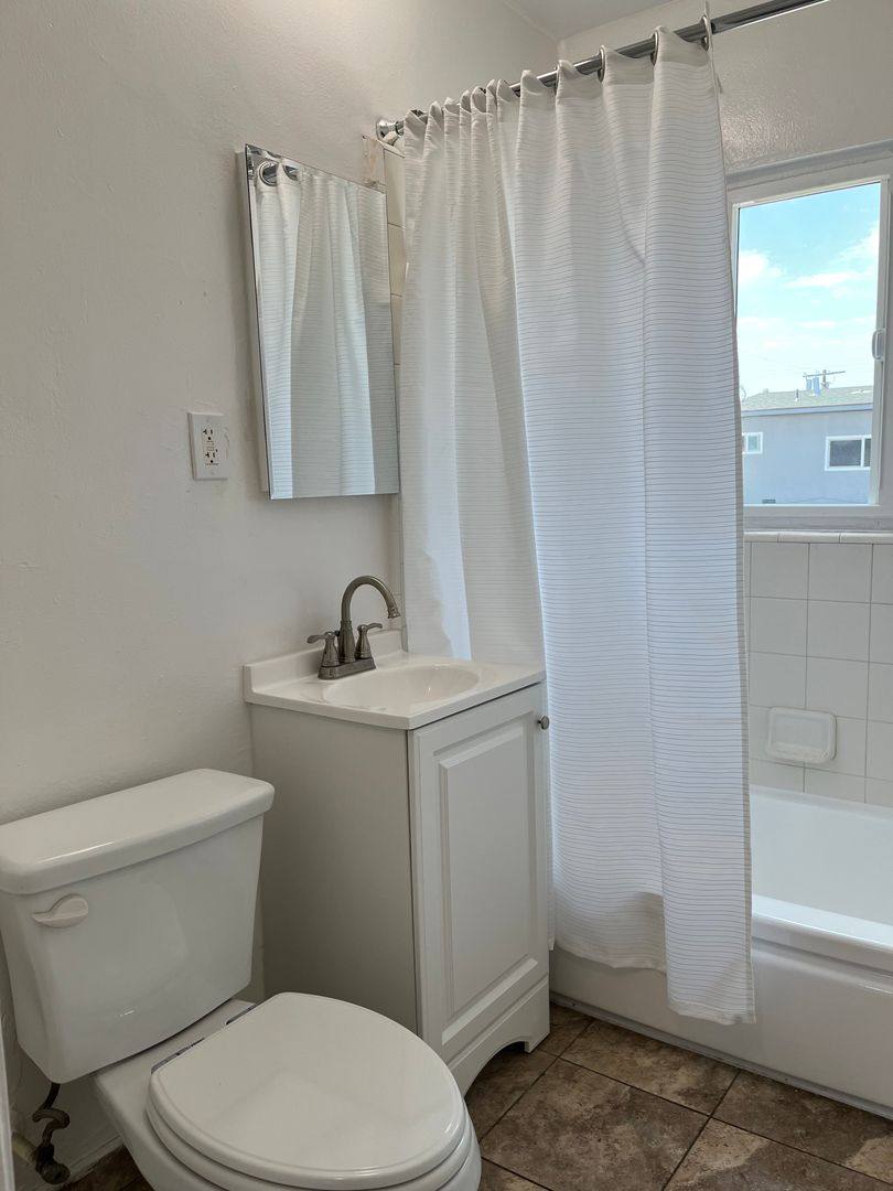 Apartment for rent at 100 E 66th St, Los Angeles, CA 90003