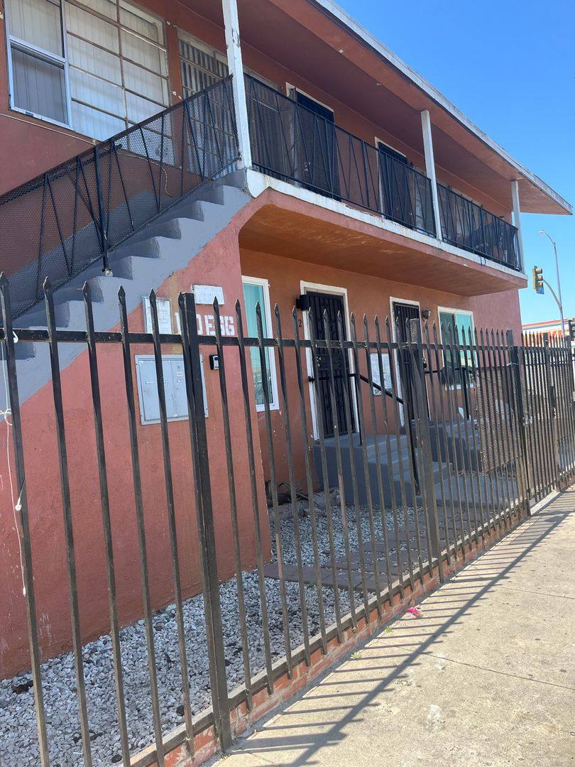 Apartment for rent at 100 E 66th St, Los Angeles, CA 90003