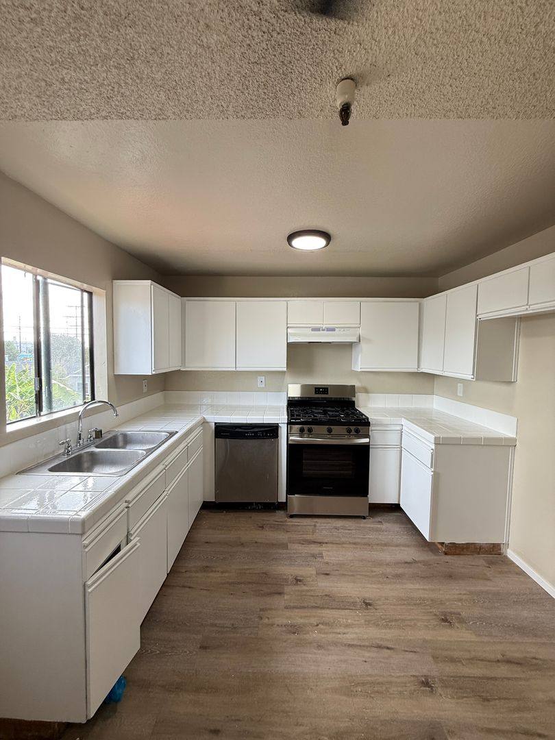 Apartment for rent at 4320 W 142nd St, Hawthorne, CA 90250