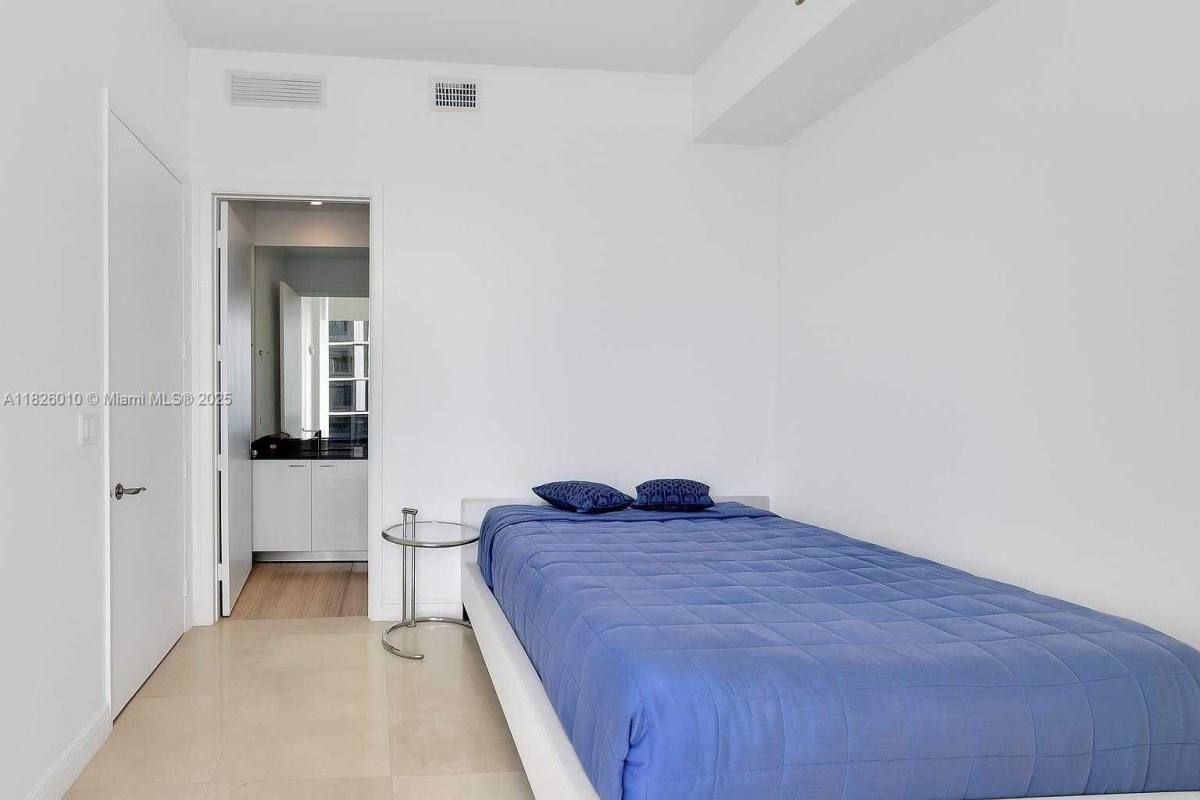 Apartment for rent at 15811 Collins Ave, North Miami Beach, FL 33160