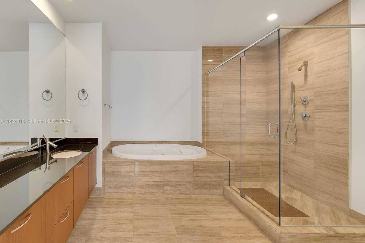 Apartment for rent at 15811 Collins Ave, North Miami Beach, FL 33160