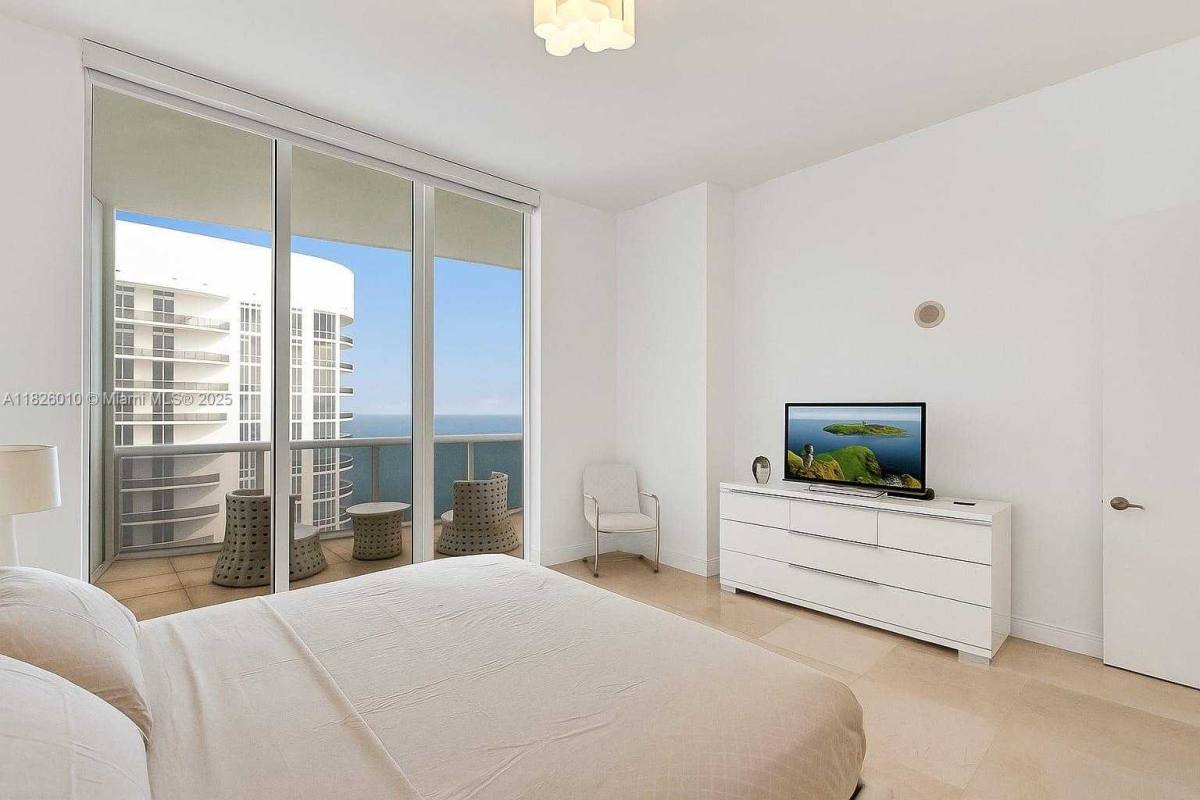 Apartment for rent at 15811 Collins Ave, North Miami Beach, FL 33160