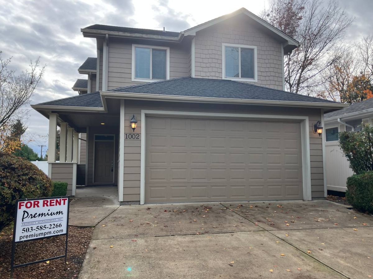 House for rent at 1002 Redwood St NW, Salem, OR 97304