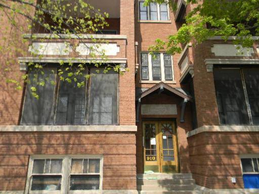 Apartment for rent at 910 W Waveland Ave #2, Chicago, IL 60613