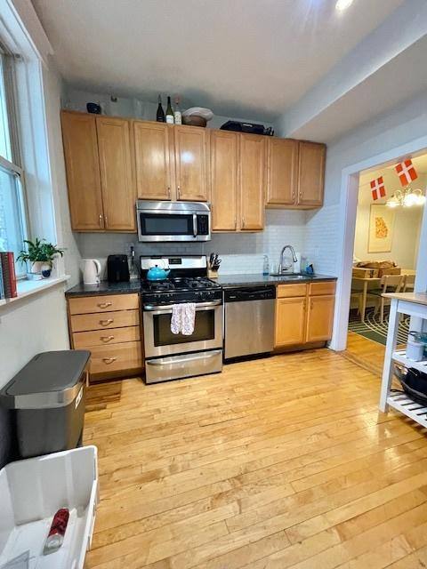 Apartment for rent at 910 W Waveland Ave #2, Chicago, IL 60613