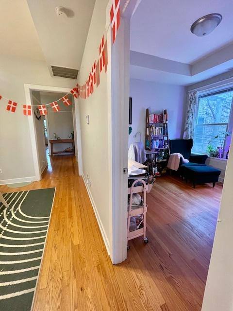 Apartment for rent at 910 W Waveland Ave #2, Chicago, IL 60613
