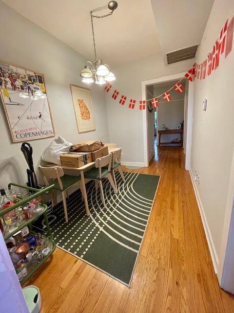 Apartment for rent at 910 W Waveland Ave #2, Chicago, IL 60613