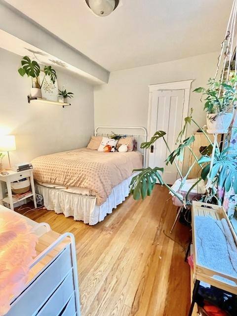 Apartment for rent at 910 W Waveland Ave #2, Chicago, IL 60613