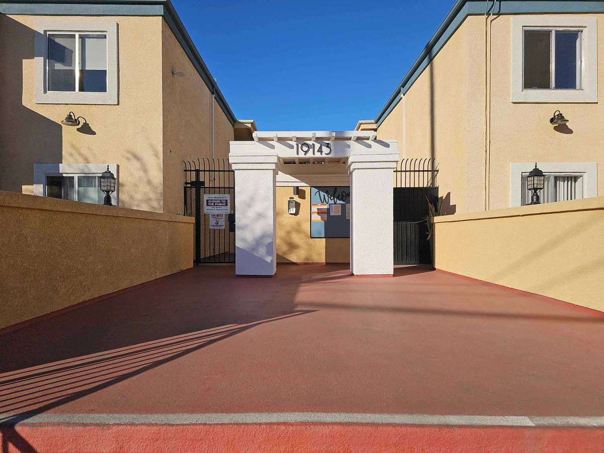 Apartment for rent at 19153 Victory Blvd #230, Reseda, CA 91335