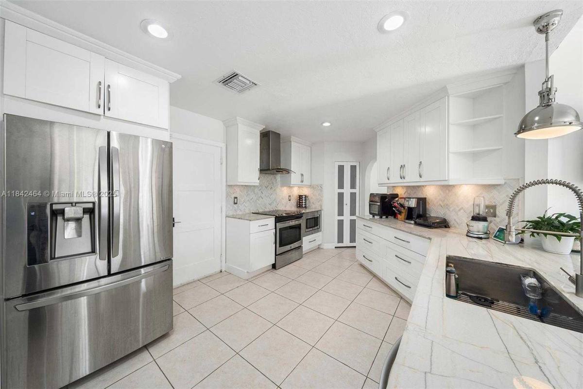 Apartment for rent at 9420 NW 18th Place, Fort Lauderdale, FL 33322
