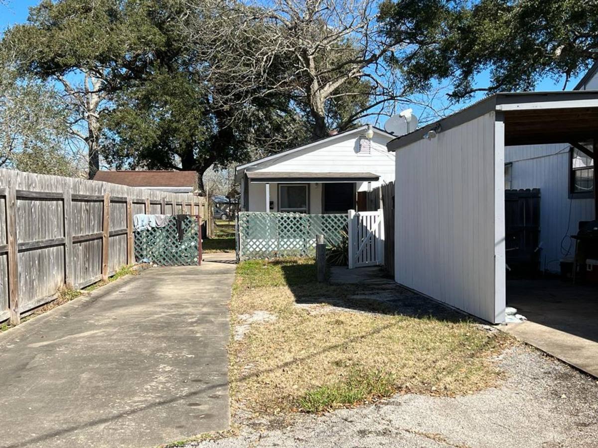 Apartment for rent at 1272 Pecan St, Clute, TX 77531