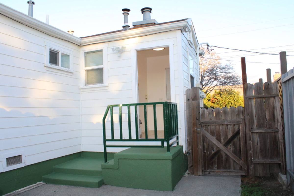 Townhouse for rent at 827-837 33rd St, Richmond, CA 94804