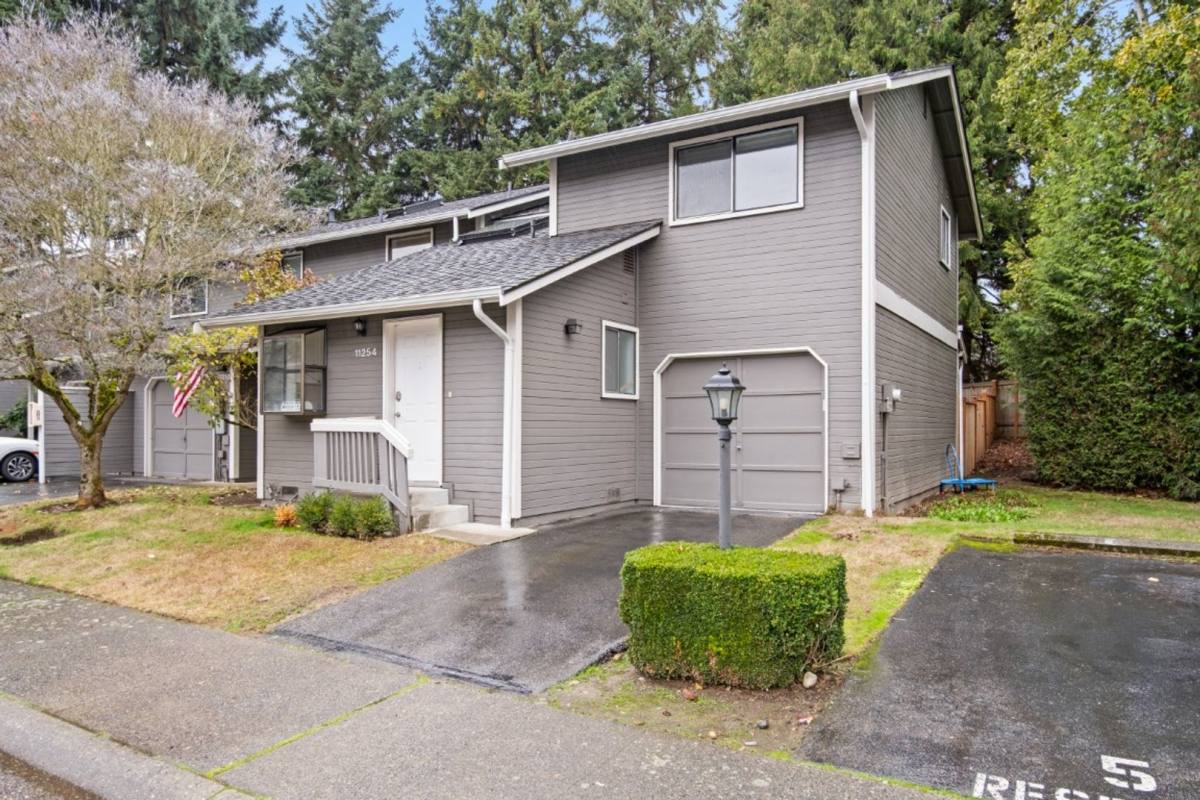 Townhouse for rent at 11254 NE 131st Lane, Kirkland, WA 98034