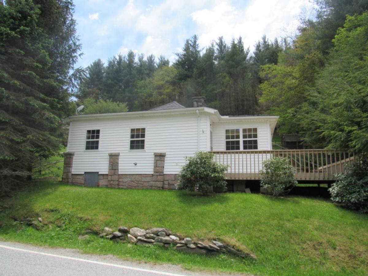 House for rent at 726 Middle Fork Rd, Blowing Rock, NC 28605