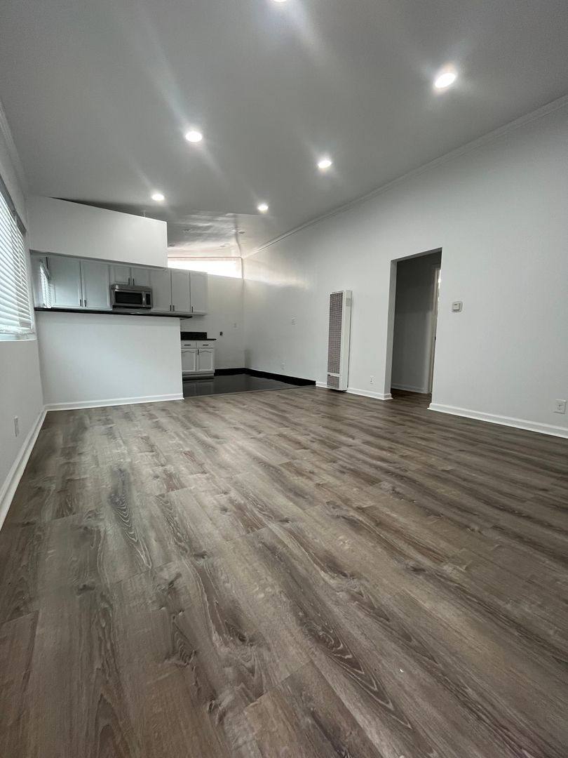 Apartment for rent at 539-541 Sunset Ave, Venice, CA 90291