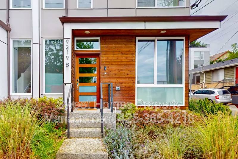 Townhouse for rent at 9219 Linden Ave N #B, Seattle, WA 98103