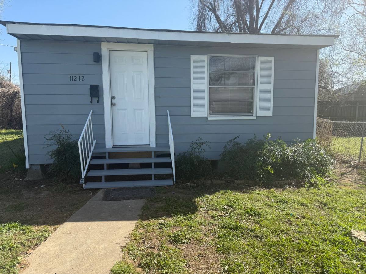 House for rent at 112 1 2 Loop St, Bossier City, LA 71111