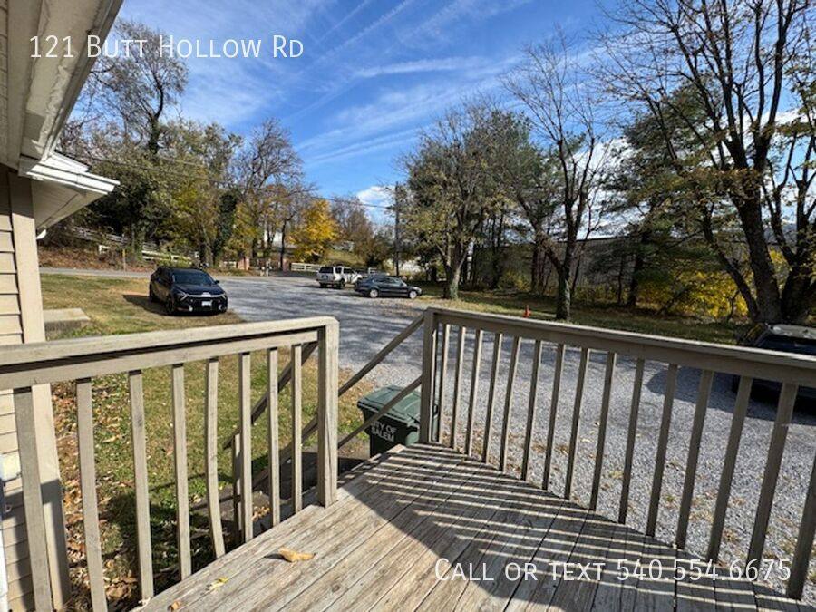 House for rent at 121 Butt Hollow Rd, Salem, VA 24153