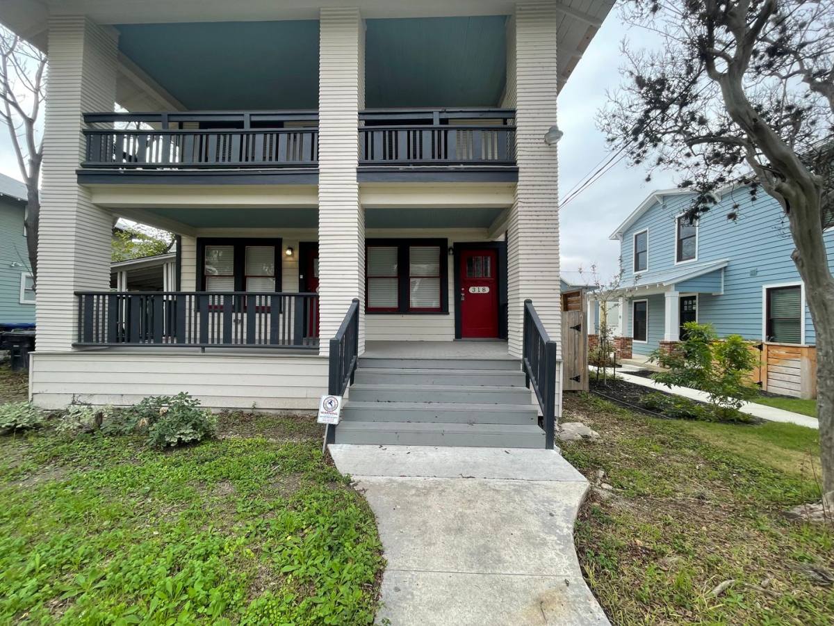 Apartment for rent at 318 E Park Ave, San Antonio, TX 78212