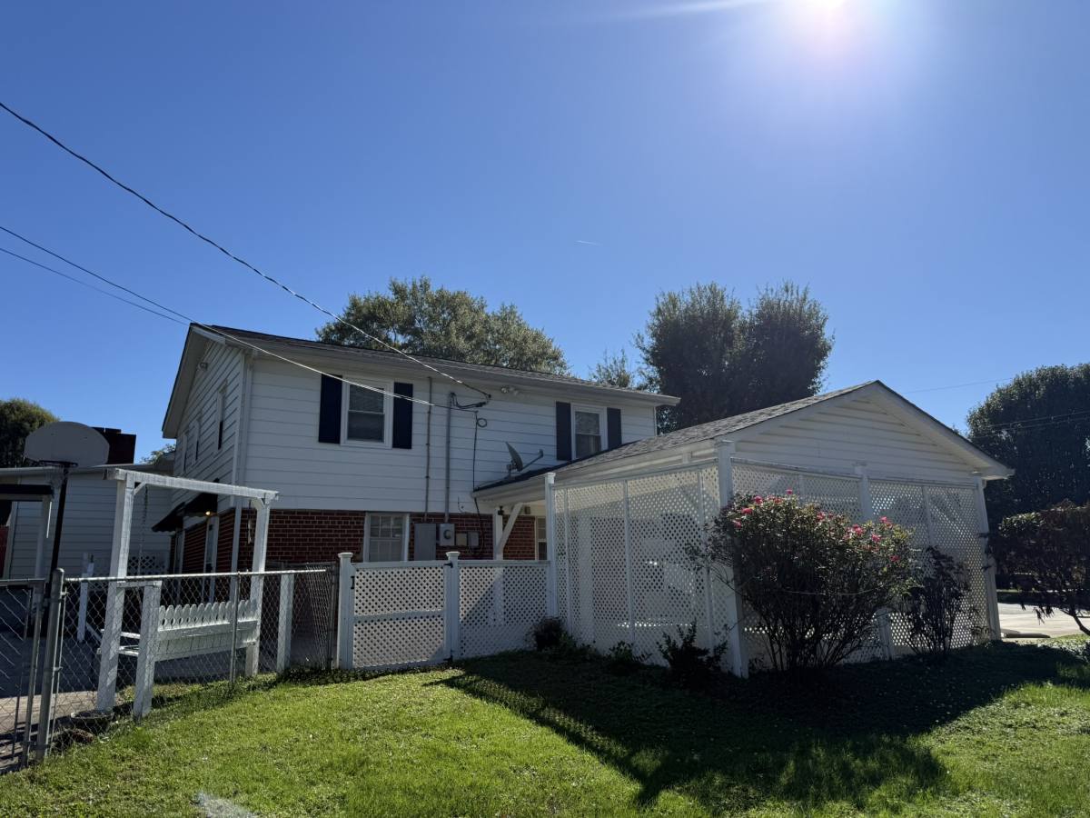 House for rent at 1632 Kimberly Dr, Gastonia, NC 28052