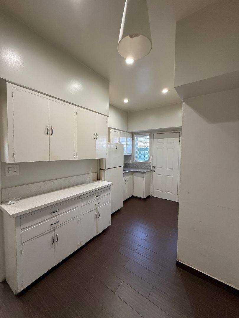 Apartment for rent at 200 S Lake St, Los Angeles, CA 90057