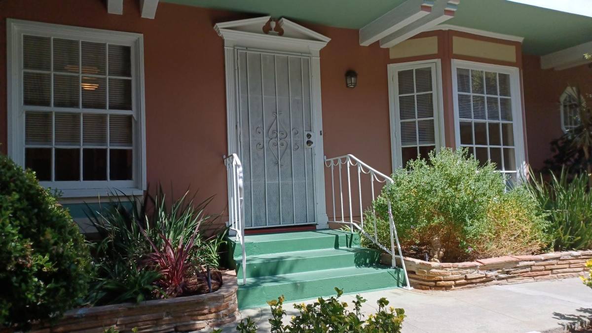 Apartment for rent at 1749 N Sycamore Ave, Los Angeles, CA 90028