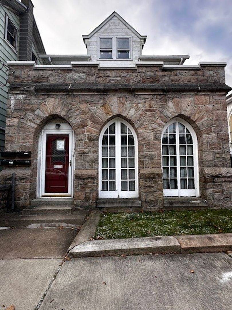 Apartment for rent at 140 E Market St, Williamstown, PA 17098