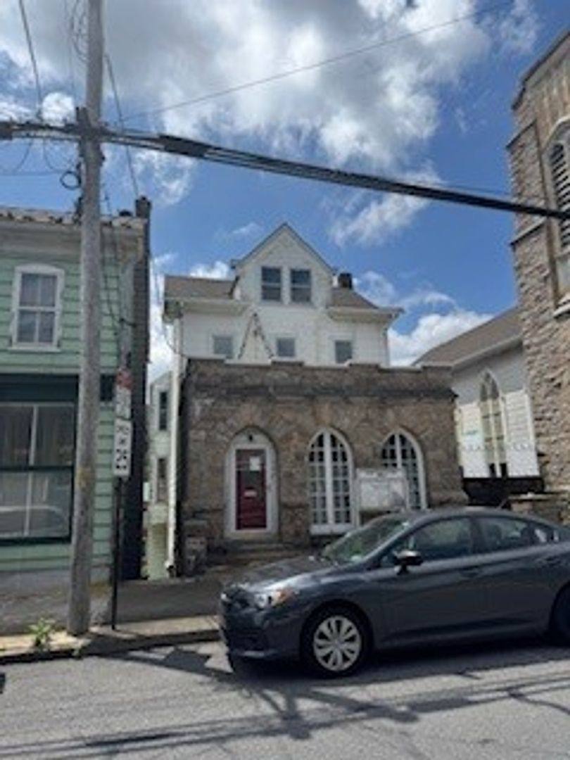 Apartment for rent at 140 E Market St, Williamstown, PA 17098