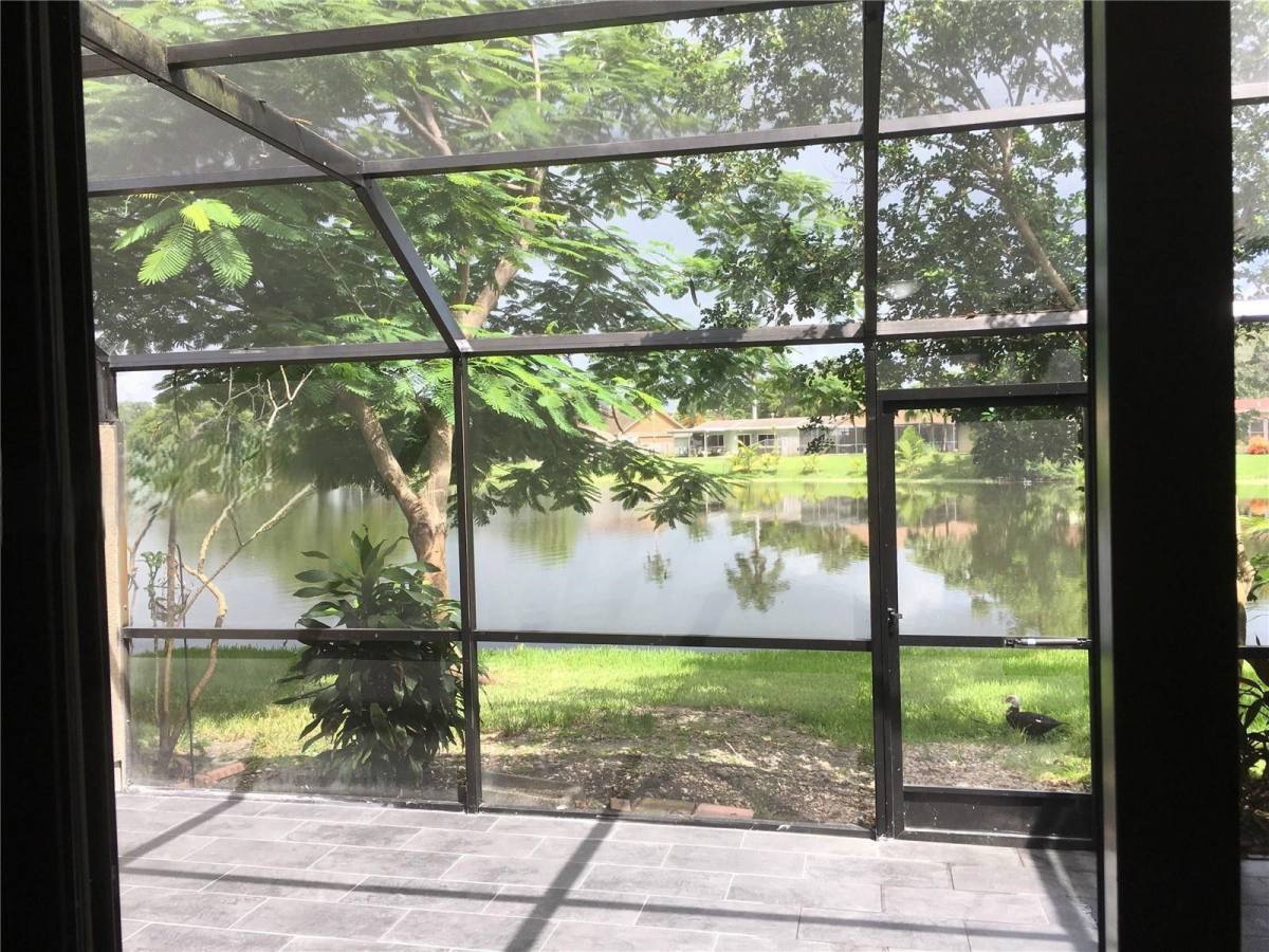 Townhouse for rent at 10951 N Lakeview Dr, Hollywood, FL 33026
