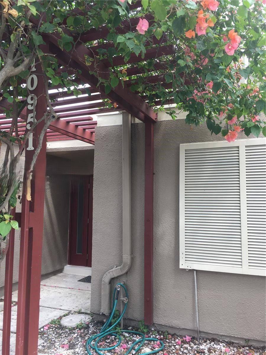 Townhouse for rent at 10951 N Lakeview Dr, Hollywood, FL 33026