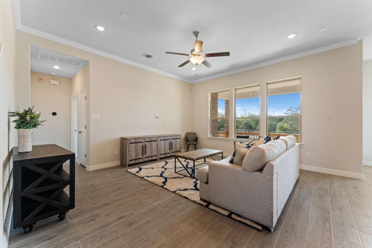 House for rent at 423 Montessa Park, San Antonio, TX 78253