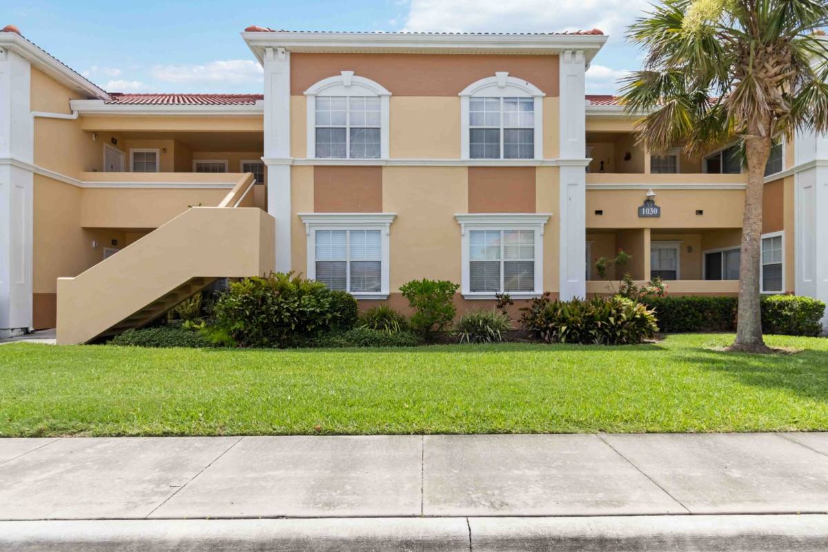 Apartment for rent at 1030 Villagio Circle, Sarasota, FL 34237