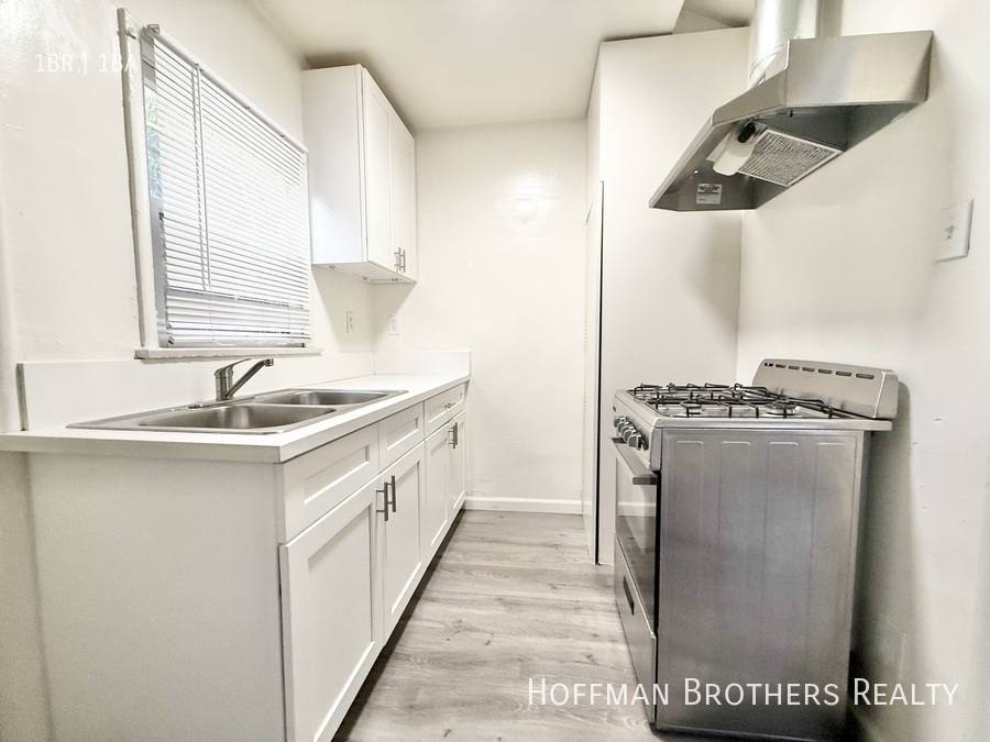 Apartment for rent at 540 W 49th St, Los Angeles, CA 90037