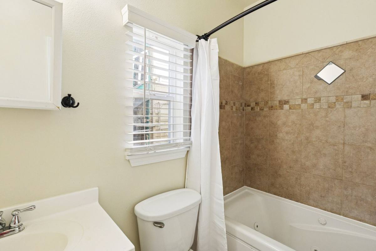 Apartment for rent at 4535-4537 Tchoupitoulas St, New Orleans, LA 70115