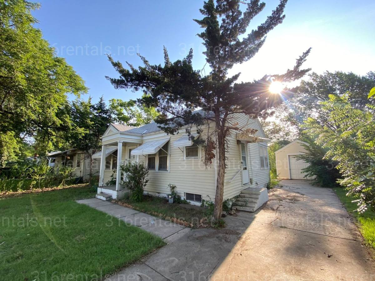 House for rent at 918 N Pershing Ave, Wichita, KS 67208