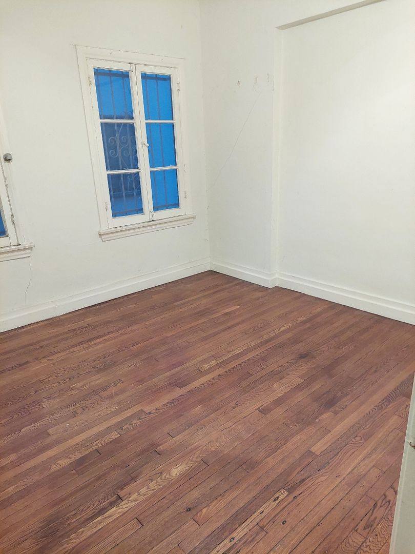 Apartment for rent at 350 N Spaulding Ave, Los Angeles, CA 90036
