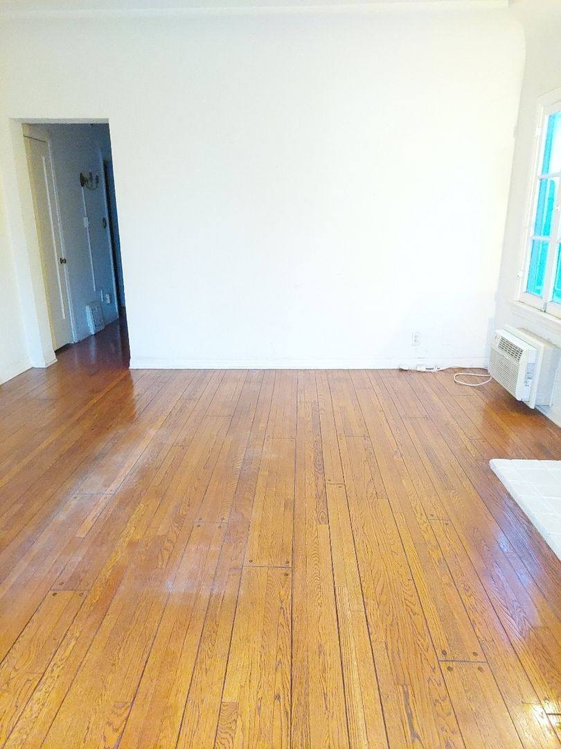 Apartment for rent at 350 N Spaulding Ave, Los Angeles, CA 90036
