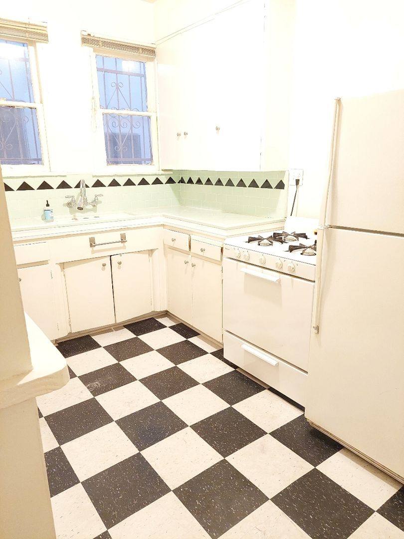 Apartment for rent at 350 N Spaulding Ave, Los Angeles, CA 90036