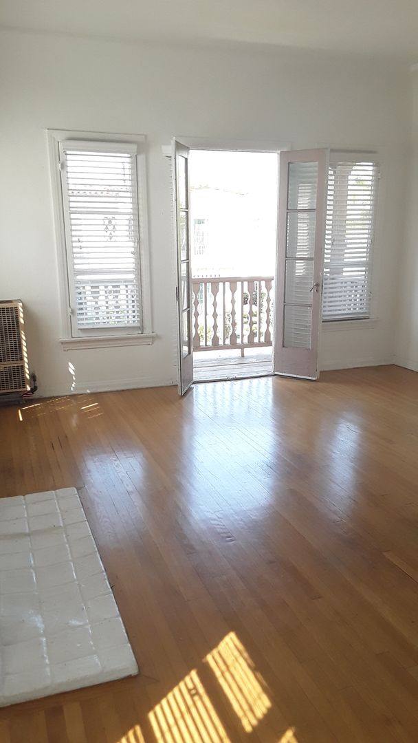 Apartment for rent at 350 N Spaulding Ave, Los Angeles, CA 90036