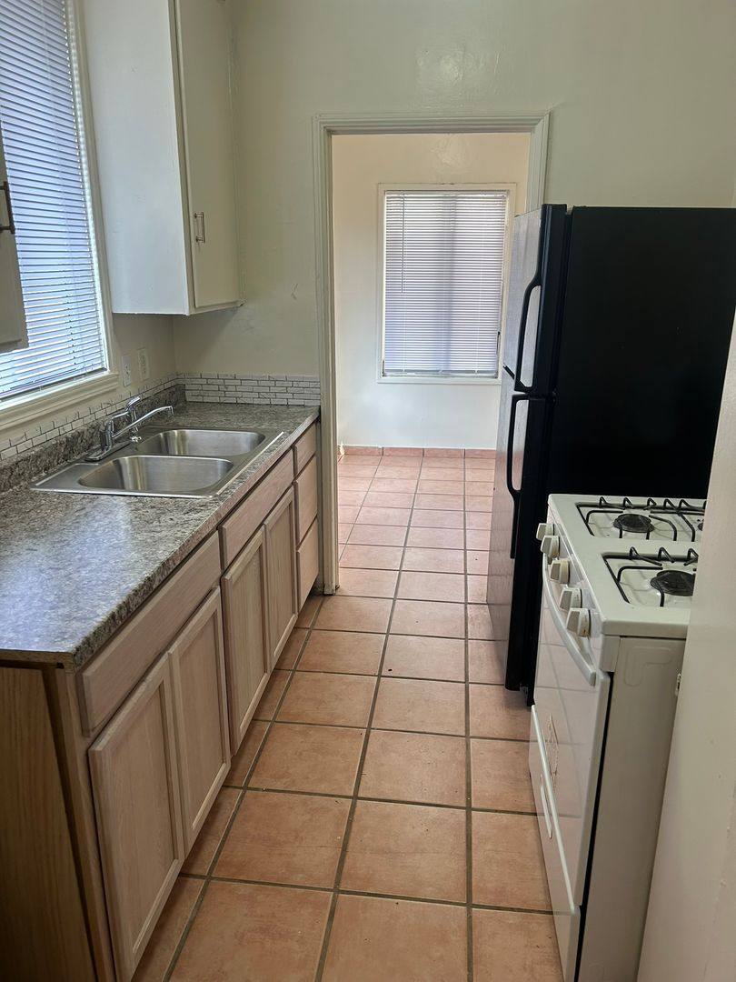 Apartment for rent at 1710 Oregon A - E, Bakersfield, CA 93305