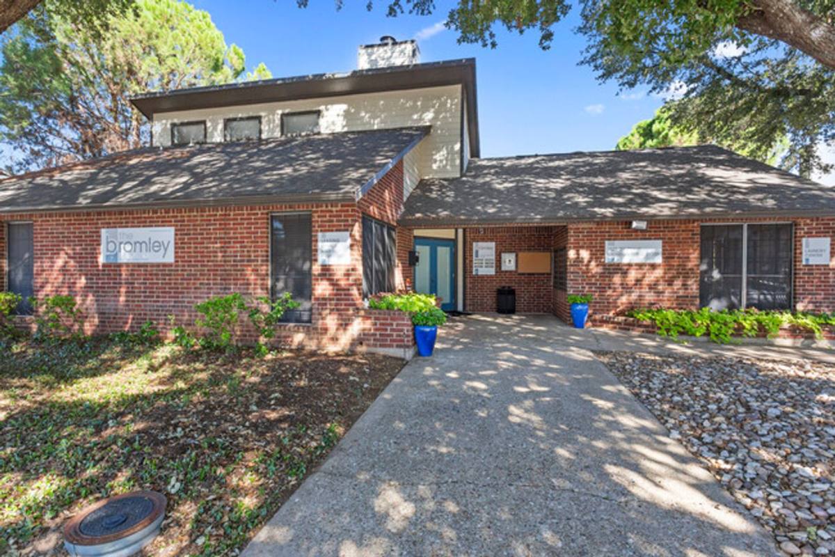 Apartment for rent at 1525 E 2nd St, Granbury, TX 76048