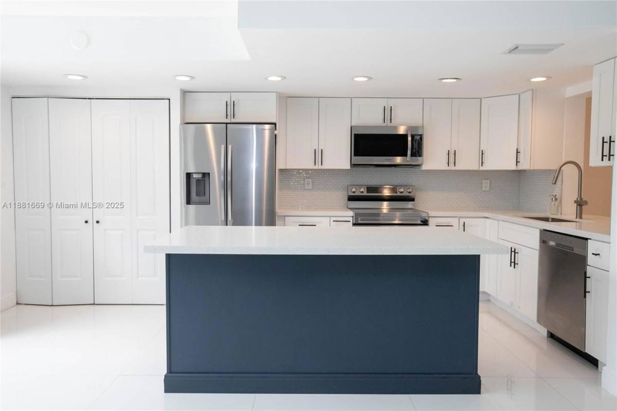 Townhouse for rent at 2714 NE 8th St #2712, Hallandale, FL 33009